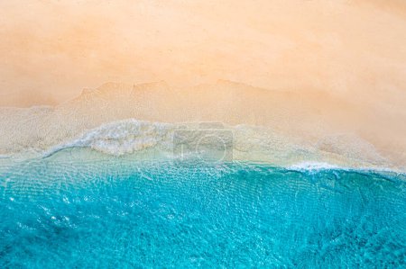 Foto de Playa aérea relajante, bandera de paisaje tropical mediterráneo de vacaciones de verano. Olas surf increíble laguna azul océano, costa del mar. Hermosa vista aérea superior del dron. Playa tranquila, surf junto al mar - Imagen libre de derechos