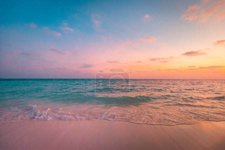 Téléchargez les photos : Gros plan plage de sable de mer. Paysage de plage panoramique. Inspirez l'horizon du paysage marin tropical. Ciel orangé et doré couchant nuages. Tranquille détente liberté plage rivage heureux romantique méditation été nature - en image libre de droit