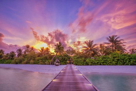 Foto de Increíble panorama al atardecer en Maldivas. Resort de lujo paisaje marino con luces led suaves bajo el cielo colorido. Hermoso cielo crepuscular y nubes coloridas - Imagen libre de derechos