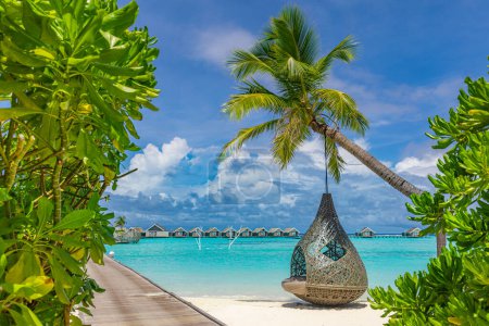 Foto de Playa paraíso tropical en Maldivas, vacaciones de verano. Silla basculante en palmera - Imagen libre de derechos