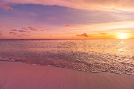 Foto de Hermosa puesta de sol sobre la playa. Tailandia. - Imagen libre de derechos