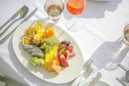 Téléchargez les photos : Ensemble de table avec fruits et boissons - en image libre de droit