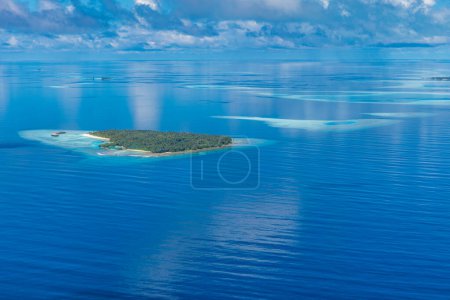 Téléchargez les photos : Île tropicale paradisiaque avec lagune bleue - en image libre de droit