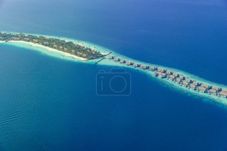 Foto de Vista aérea de la isla de las Maldivas desde el avión - Imagen libre de derechos