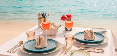 Téléchargez les photos : Table romantique à la plage - en image libre de droit