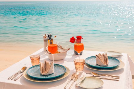 Téléchargez les photos : Boissons et assiettes vides sur la table près de la mer - en image libre de droit