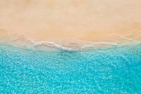 Téléchargez les photos : Belle plage avec des vagues - en image libre de droit