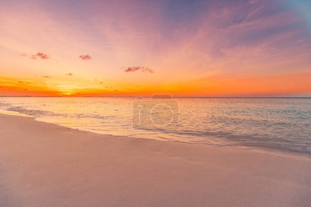 Foto de Hermosa puesta de sol en la playa de Maldivas - Imagen libre de derechos