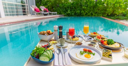 Foto de Desayuno saludable con frutas y verduras frescas en la piscina de un hotel de lujo - Imagen libre de derechos