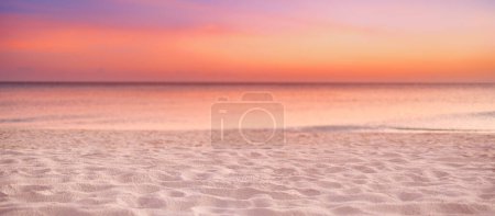 Foto de Hermoso amanecer en la playa con fondo marino. - Imagen libre de derechos
