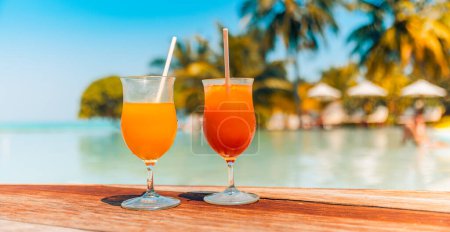 Téléchargez les photos : Beaux cocktails de luxe au bord de la piscine de l'hôtel - en image libre de droit