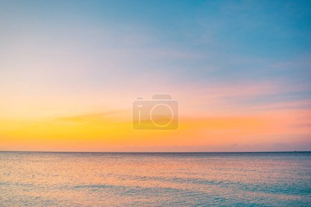 Foto de Atardecer playa. Hermoso paisaje panorámico, colorido cielo dorado al atardecer nubes. Primer plano mar tranquilo con olas salpicando suavemente en la playa de arena. Increíble amanecer paisaje, naturaleza de verano, costa pacífica - Imagen libre de derechos