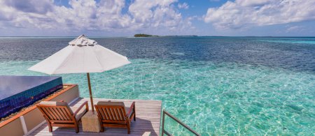 Téléchargez les photos : Beau paradis des Maldives. étonnante plage de ciel de côte de mer, île tropicale nature. Destination exotique, meilleures vacances d'été - en image libre de droit