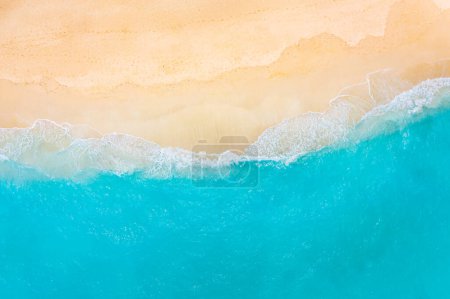 Foto de Paisaje marino de verano hermosas olas, agua azul del mar en el día soleado. Costa de vista superior. Vista aérea al mar, increíble naturaleza tropical pacífica. Hermoso mar brillante olas tranquilas salpicaduras. Playa mediterránea arena - Imagen libre de derechos