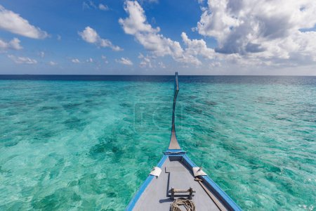 Foto de Hermoso paraíso de Maldivas. increíble mar costa cielo playa, naturaleza tropical isla. Destino exótico, las mejores vacaciones de verano - Imagen libre de derechos