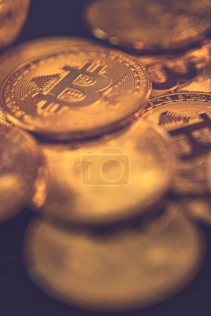 Téléchargez les photos : Bitcoin d'or, image conceptuelle pour crypto-monnaie. Crypto-monnaie Bitcoin la future pièce. Résumé entreprise crypto marché finance argent arrière-plan. Bitcoin BTC Pièces de crypto-monnaie. Marché boursier - en image libre de droit