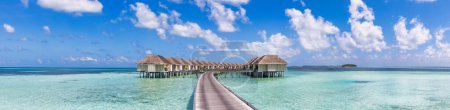 Foto de Hermoso paraíso de Maldivas. Paisaje tropical de viaje aéreo, muelle de puente de madera de paisaje marino, villas acuáticas, increíble playa del cielo de la costa del mar, naturaleza tropical de la isla. Destino exótico, las mejores vacaciones de verano - Imagen libre de derechos