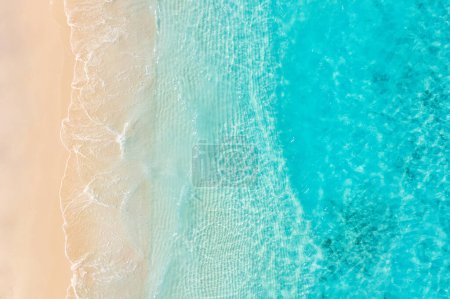 Téléchargez les photos : Paysage marin d'été belles vagues, eau de mer bleue dans une journée ensoleillée. Vue sur la côte. Vue aérienne de drone de mer, nature tropicale étonnante paisible. Belle mer lumineuse vagues calmes éclaboussure. Plage méditerranéenne sable - en image libre de droit