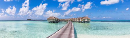 Téléchargez les photos : Beau paradis des Maldives. Paysage tropical de voyage aérien, jetée de pont en bois de paysage marin, villas d'eau, plage étonnante de ciel de côte de mer, nature d'île tropicale. Destination exotique, meilleures vacances d'été - en image libre de droit