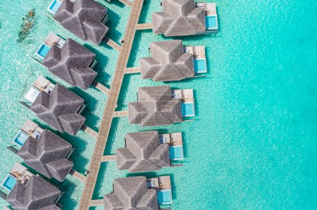 Téléchargez les photos : Vue aérienne pittoresque de villas d'eau de villégiature tropicale de luxe. - en image libre de droit