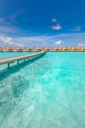 Foto de Pintoresca vista de lujosas villas de agua de la isla tropical resort. - Imagen libre de derechos