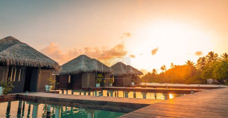 Téléchargez les photos : Vue pittoresque de villas d'eau de villégiature tropicale de luxe. - en image libre de droit