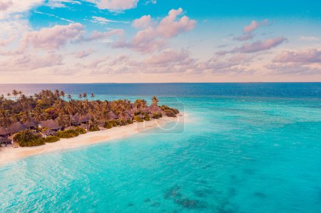 Téléchargez les photos : Incroyable île station balnéaire. Tourisme aux Maldives paysage tropical tranquille - en image libre de droit