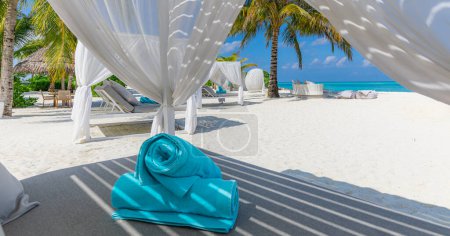 Foto de Relájese en una playa VIP de lujo con un bonito pabellón en un día de cielo azul soleado. Vacaciones de lujo y vacaciones de playa en un resort tropical, hotel. - Imagen libre de derechos