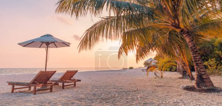 Foto de Playa de turismo tropical. Paisaje natural de verano. Libertad sillas románticas palmeras calma mar - Imagen libre de derechos