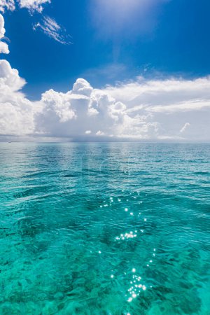 Foto de Bahía cristalina de agua de mar. Laguna del océano prístino cielo soleado nublado, idílico paisaje marino relajante. Superficie transparente, viajes exóticos. trópicos Mediterráneo naturaleza panorama - Imagen libre de derechos