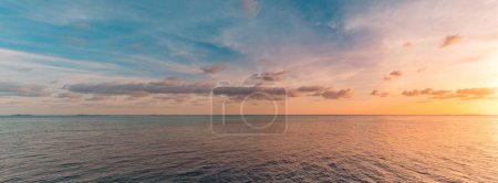 Téléchargez les photos : Inspirez l'horizon du paysage marin tropical en bord de mer. Orange violet doré coucher de soleil ciel calme calme détente soleil été humeur. - en image libre de droit