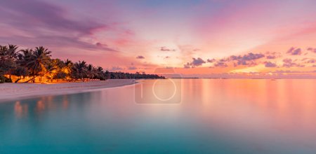 Foto de Inspira horizonte tropical frente al mar. Naranja púrpura dorado puesta del sol cielo calma tranquila relajante luz del sol verano estado de ánimo. - Imagen libre de derechos