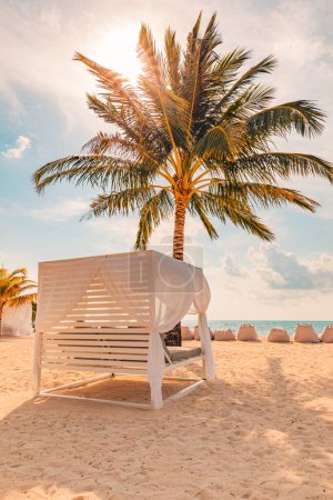 Téléchargez les photos : Détendez-vous sur une plage VIP de luxe avec un beau pavillon dans une journée ensoleillée de ciel bleu. Vacances de luxe et vacances à la plage en station balnéaire tropicale, hôtel. - en image libre de droit