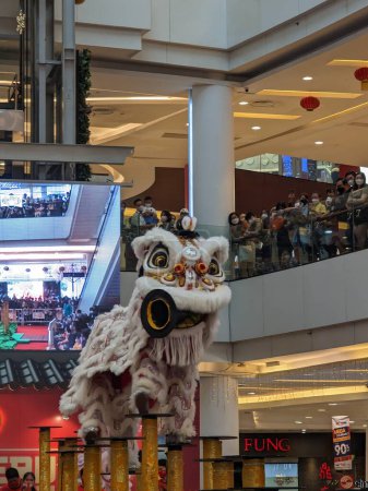 Téléchargez les photos : Tangerang Selatan, Indonésie - 14 janvier 2023 : Spectacle de danse du lion dans un atrium de centre commercial. - en image libre de droit