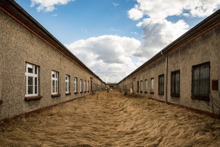 Téléchargez les photos : SACHSENHAUSEN - 3 AVRIL : était un camp de concentration nazi en Allemagne. Ruines des fours à crémation Sachsenhausen, le 3 avril 2015 à Sachsenhausen, Allemagne - en image libre de droit
