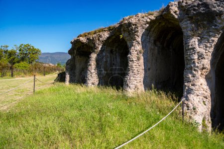 Téléchargez les photos : Amphithéâtre romain dans la ville d'Avell, Campanie, Italie. Gros plans sur les anciens murs d'un bâtiment romain. Une belle journée ensoleillée avec des nuages de conte de fées en arrière-plan - en image libre de droit