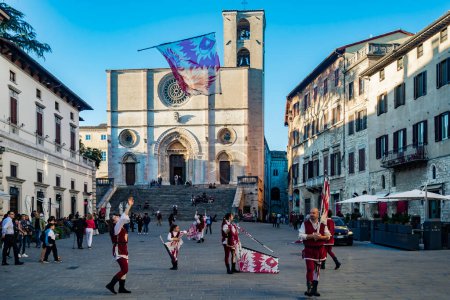 Foto de Todi, Italia - 30 de octubre de 2022: lag wavers perform in procession through the streets of the center i Todi, Umbría - Imagen libre de derechos