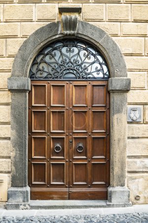 Foto de Puerta italiana en la ciudad de Orvieto, Umbría. Italia - Imagen libre de derechos