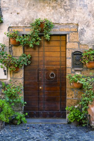Foto de Puerta italiana en la ciudad de Orvieto, Umbría. Italia - Imagen libre de derechos