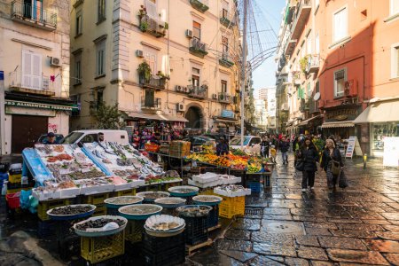 Foto de Nápoles, Italia - 4 de diciembre de 2022: famoso mercado en el distrito de Pignasecca en el corazón del centro histórico de la ciudad de Nápoles - Imagen libre de derechos
