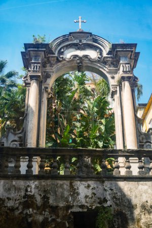 Téléchargez les photos : La vue de l'Arco San Gaudioso réalisée par l'architecte Cosimo Fanzago. C'est un vestige d'un complexe démoli dans le centre historique de Naples, Italie - en image libre de droit