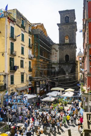 Téléchargez les photos : Naples, Italie - 07 / 05 / 2023 : Place San Gaetano, avec l'église Saint Lorenzo au cœur du centre historique de Naples - en image libre de droit