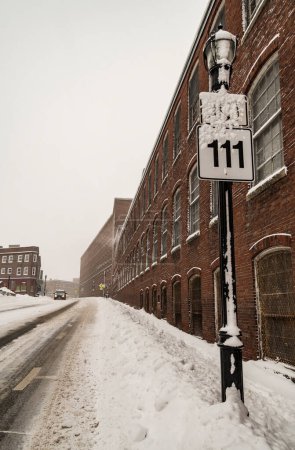 Foto de Calle llena de nieve en invierno en la ciudad de Saco, Maine - Imagen libre de derechos