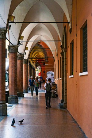 Téléchargez les photos : Bologne, Italie - 9 juin 2023 : Magnifiquement décoré portiques à Bologne, lors d'une journée ensoleillée en été. - en image libre de droit