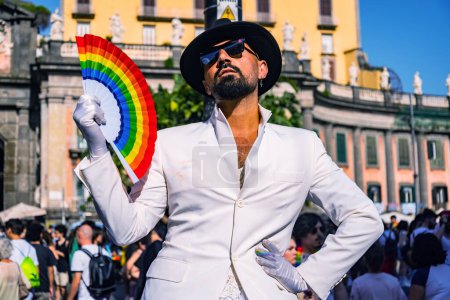 Foto de Nápoles, Italia - 1 de julio de 2023: Algunos participantes en el Orgullo Gay reúnen cada año a miles de personas homosexuales y no reclaman los derechos a la libertad sexual y contra la homofobia. - Imagen libre de derechos