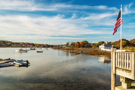 Foto de La vista de la costa durante el otoño en Camp Ellis, Saco, Maine EE.UU.. Muelle con barcos - Imagen libre de derechos