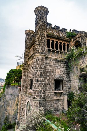 Foto de Vista de la Villa Ebe del siglo XX, también conocida como Castillo de Pizzofalcone, en la cima de la rampa de Pizzofalcone en el Monte Echia, Nápoles, Italia - Imagen libre de derechos