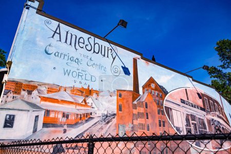 Foto de Amesbury, MA, Estados Unidos - 8 de julio de 2018: La ciudad vieja e histórica de Amesbury, Massachusetts, Estados Unidos, con mural. - Imagen libre de derechos