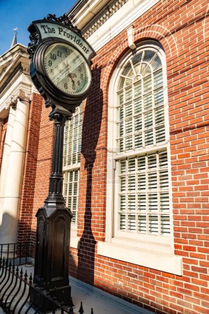 Foto de Amesbury, MA, EE.UU. - 8 de julio de 2018: El viejo e histórico molino en Amesbury, Massachusetts, EE.UU., con el reloj en The Provident. - Imagen libre de derechos