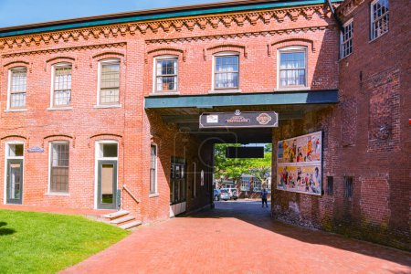 Foto de Amesbury, MA, EE.UU. - 8 de julio de 2018: El antiguo e histórico molino en Amesbury, Massachusetts, EE.UU., con estudio y tiendas. - Imagen libre de derechos